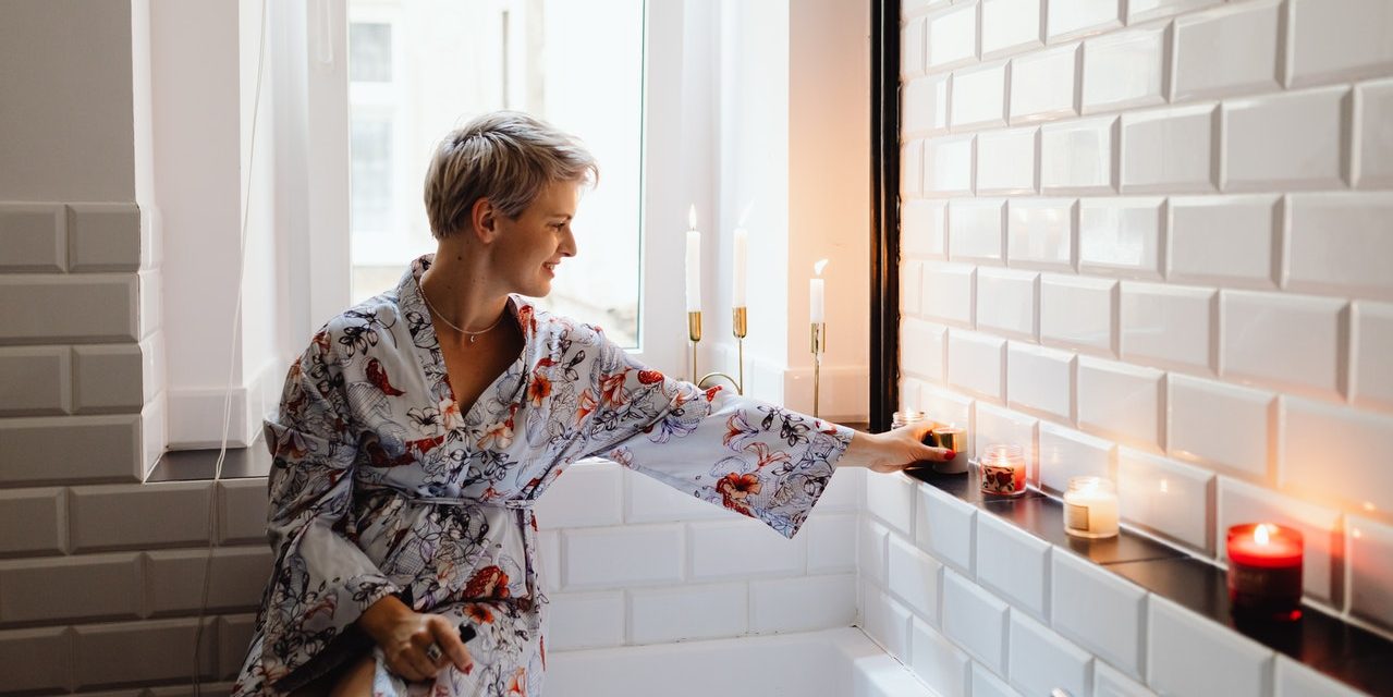 Elegancja i przytulna mała łazienka – jak urządzić?